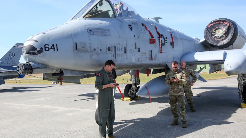 Ein Kampfjet vom Typ A-10 der US-Air Force steht kurz vor Beginn einer multinationalen Grossübung auf dem Stützpunkt des Taktischen Luftwaffengeschwader in Jagel, Deutschland (2023) - Ein solcher Kampfjet ist über dem Persischen Golf abgeschossen worden.