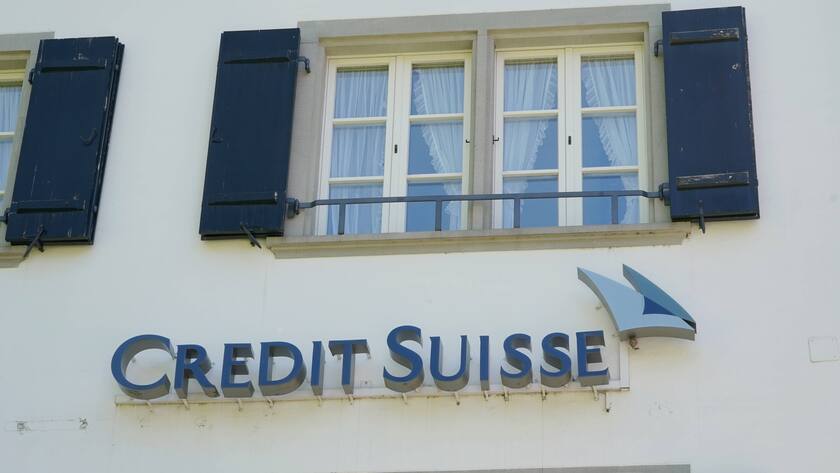Schriftzug an einer Filiale der Credit Suisse.