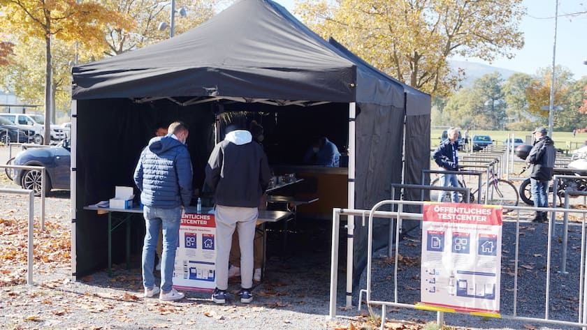 Corona-Test vor einem Fussballmatch bei der Swissporarena in Luzern, Oktober 2021.