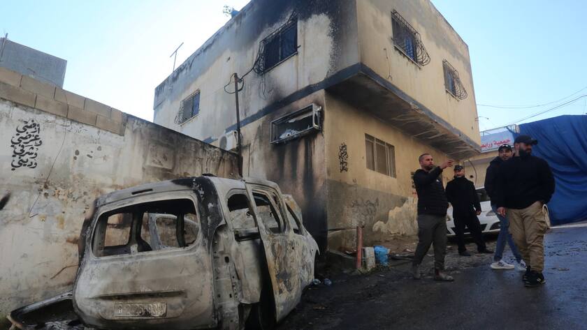 Zerstörtes Haus und Auto nach einem israelischen Angriff auf die Stadt Dschenin (21. Februar 2024).