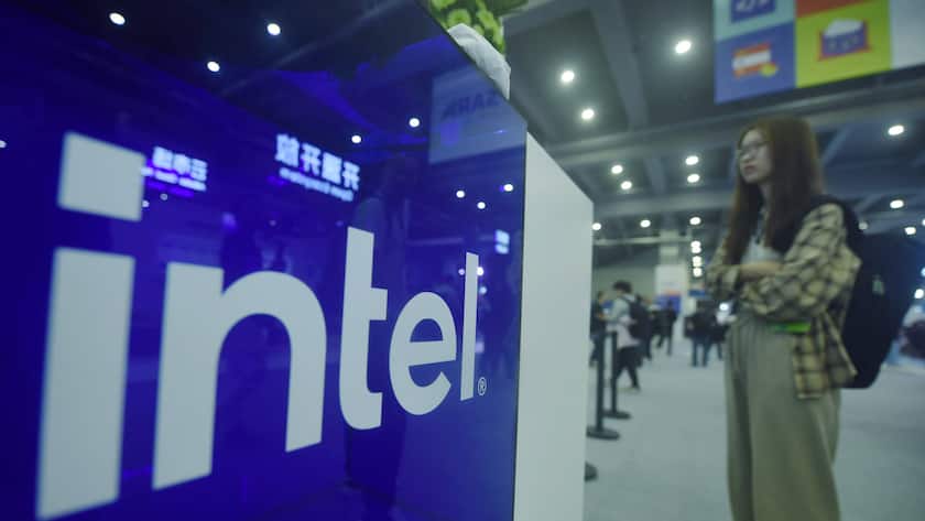 Besucherin am Stand von Intel an einer Messe in Hangzhou, China.