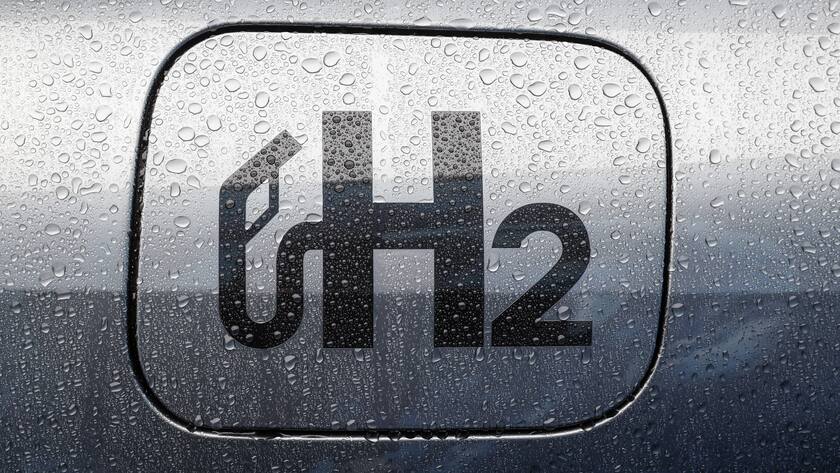 Wasserstoff-Logo auf einem Tankdeckel eines mit Wasserstoff betriebenen Fahrzeugs.