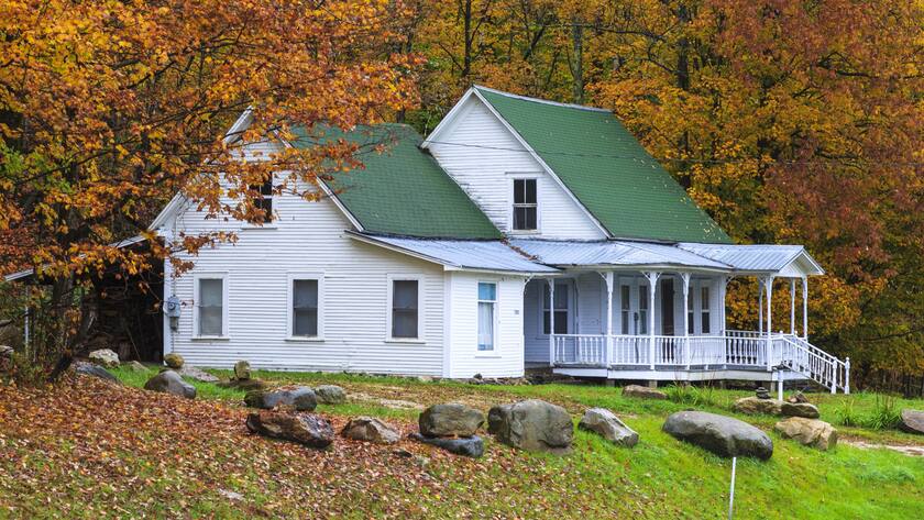 Ein Haus im US-Bundesstaat Vermont, umgeben von Bäumen im Herbstlaub.