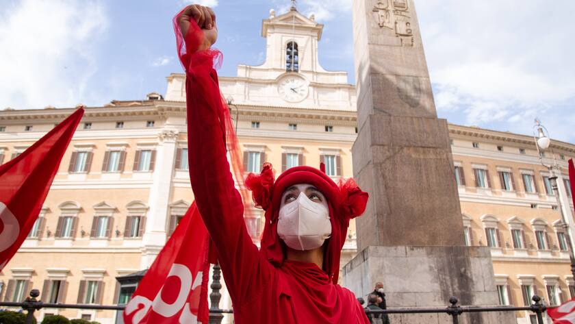 Extinction Rebellion: Aktivistin vor dem italienischen Parlament in Rom.