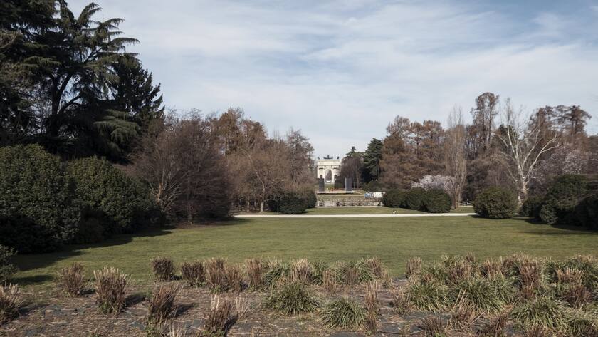 Ein wegen des Corona-Lockdowns menschenleerer Park in Mailand, im Hintergrund der Friedensbogen.