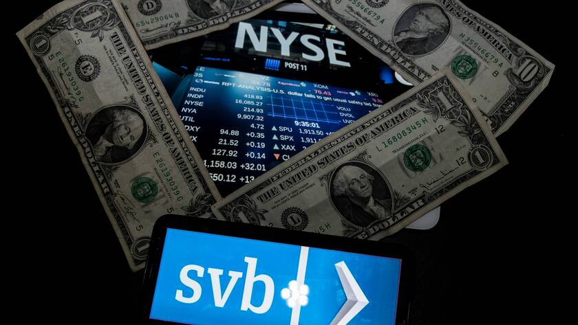 Logo der der Silicon Valley Bank auf einem Smartphone mit dem Logo der New York Stock Exchange.