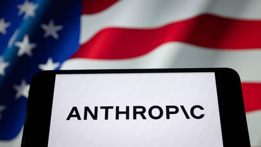 Das Logo von Anthropic auf einem Smartphone-Display vor einer US-Flagge.