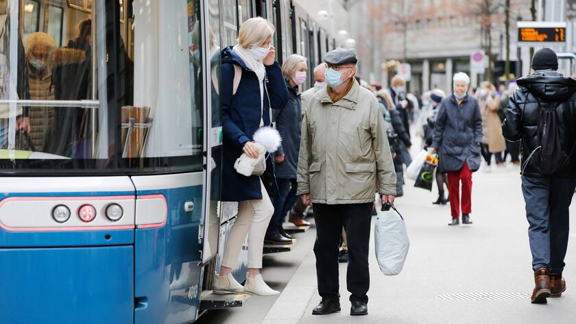 Trampassagiere in Zürich, Anfang 2022.
