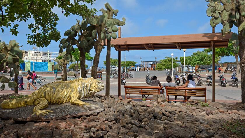 Der zentrale Platz am Hafen von Puerto Ayora auf der Insel Santa Cruz das zum Galapagos Archipel gehört. Unesco Welterbe, Ecuador, Suedamerika