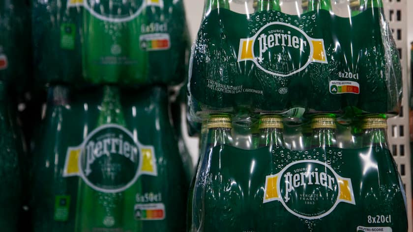 Perrier-Flaschen in einem Supermarkt in Briancon, Frankreich (2024).