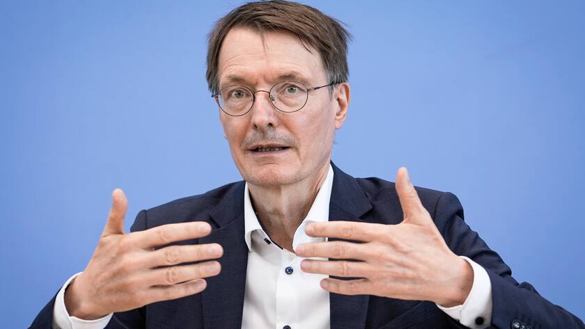 Der deutsche Gesundheitsminister Prof. Dr. Karl Lauterbach im Porträt bei einer Medienkonferenz.