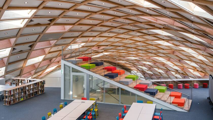 Eine Tribüne am Hauptsitz der Swatch Gruppe in Biel.