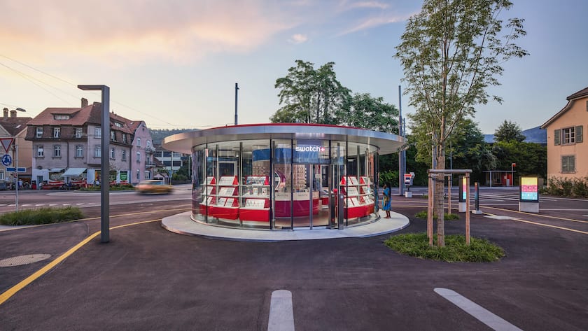 Ein Verkehrskreisel mit Swatch-Uhren, in der Nähe des Konzern-Hauptsitzes.