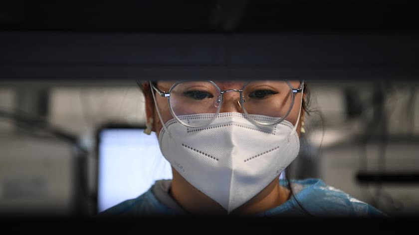 Medizinisches Personal in einem Corona-Testzentrum im chinesischen Lanzhou.
