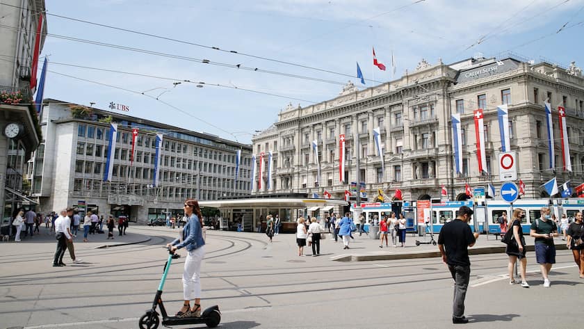Paradeplatz in Zürich mit UBS und Credit Suisse.