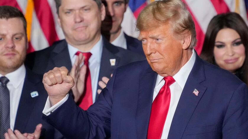 Donald Trump bei einer Wahlkampfveranstaltung im Iowa Events Center von Des Moines, USA (2024).