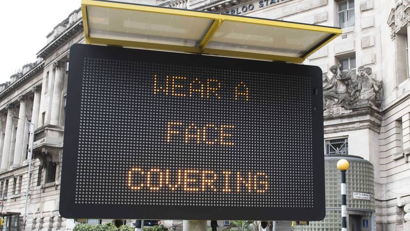 «Tage eine Gesichtsbedeckung»: Aufruf zum Maskentragen an der Waterloo Station in London.