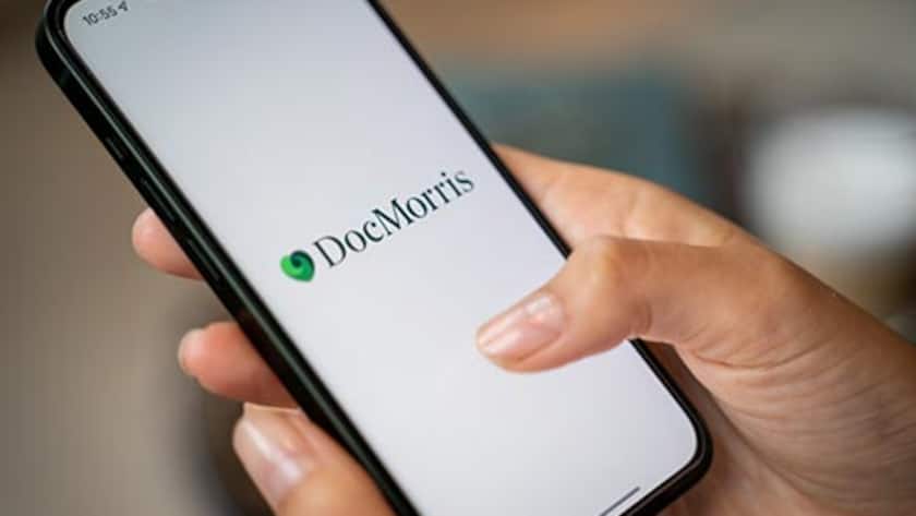 Logo der Versandapotheke DocMorris auf einem Smartphone.