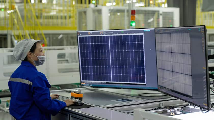 Eine Arbeiterin überwacht die Produktion von Solarpanels in der Stadt Hefei in China.