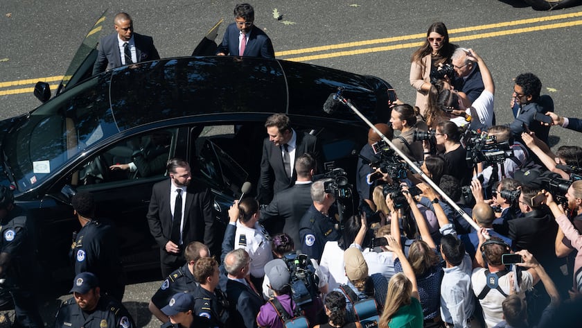 Tesla-CEO Elon Musk spricht im September 2023 am U.S. Capitol in Washington mit Reportern.