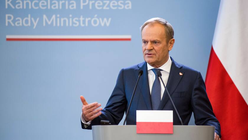 Der polnische Ministerpräsident Donald Tusk spricht auf einer Pressekonferenz.