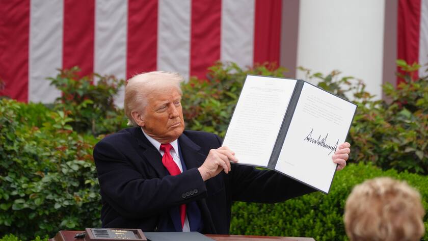 US-Präsident Donald Trump unterzeichnet eine Durchführungsverordnung, die ab dem 3. April 2025 um Mitternacht gegenseitige Zölle für viele andere Länder vorsieht (April 2025).