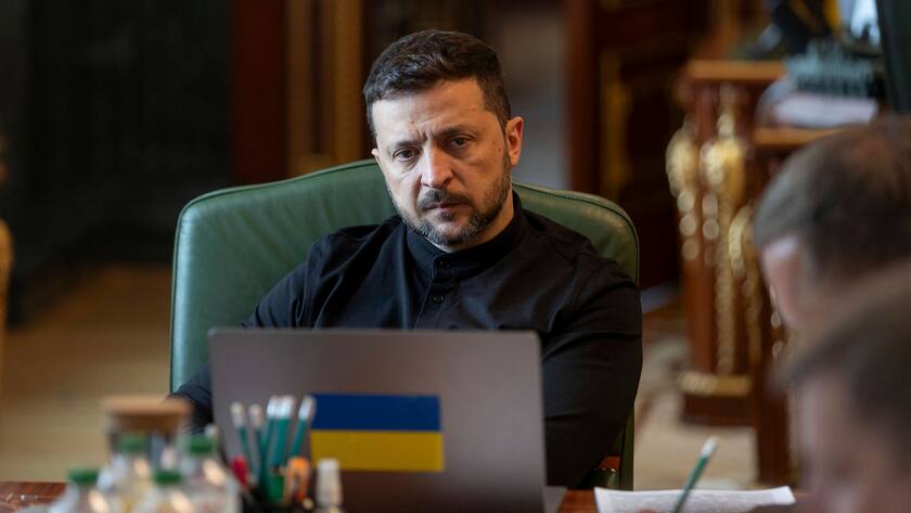 Der ukrainische Präsident Wolodymyr Selenskyj während eines Telefongesprächs in Kiew mit dem britischen Premierminister Starmer (20. Mai 2025).