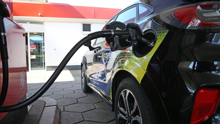 Auto wird an einer Tankstelle mit Kraftstoff befüllt.