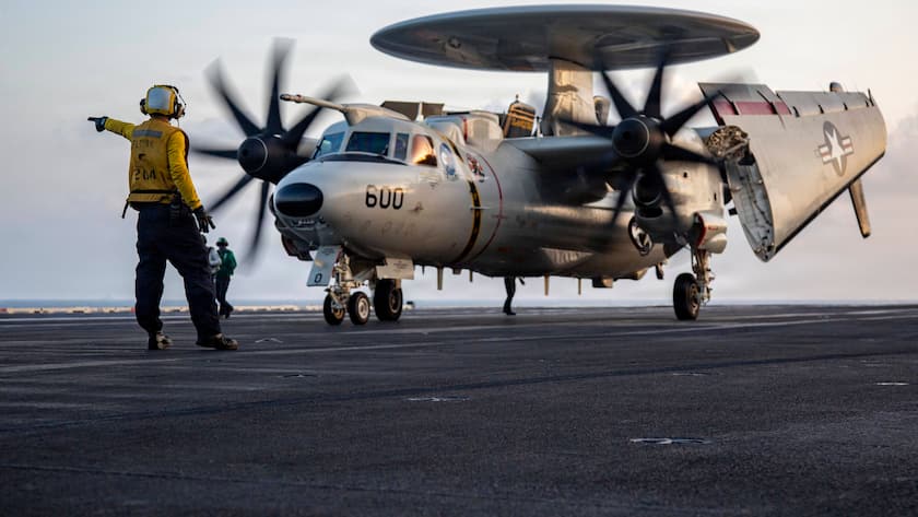 Ein Flugzeug des Typs E-2D Hawkeye auf einem amerikanischen Flugzeugträger im Nahen Osten (2026).