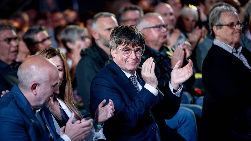 Der ehemalige katalanische Präsident und Kandidat der Junts per Catalunya für die Unabhängigkeit Carels Puigdemont nimmt an einer Kundgebung in Argeliers de Marenda Frankreich vor den katalanischen Regionalwahlen teil.