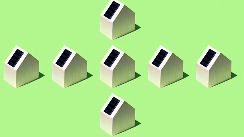 Grafik: Luftaufnahme von Miniaturhäusern, deren Dächer mit Sonnenkollektoren ausgestattet sind. Dieses Bild steht für nachhaltige Energie, umweltfreundliches Wohnen und moderne Wohnkonzepte.