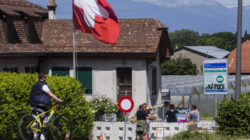 Öffnungen im Alltag, Grenzen bleiben weitgehend geschlossen: Zoll an der Grenze zu Frankreich in der Nähe von Genf.