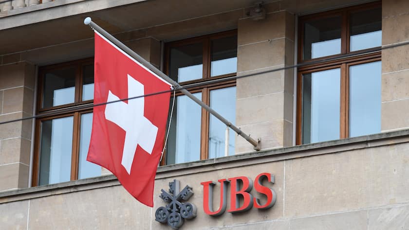 Logo der UBS an einer Filale in Basel.