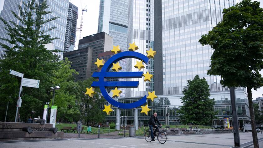 Das Euro-Symbol am Willy Brandt Platz Frankfurt am Main (2023).