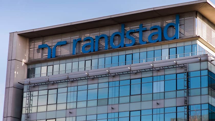 Randstad-Logo an einem Gebäude in Paris.