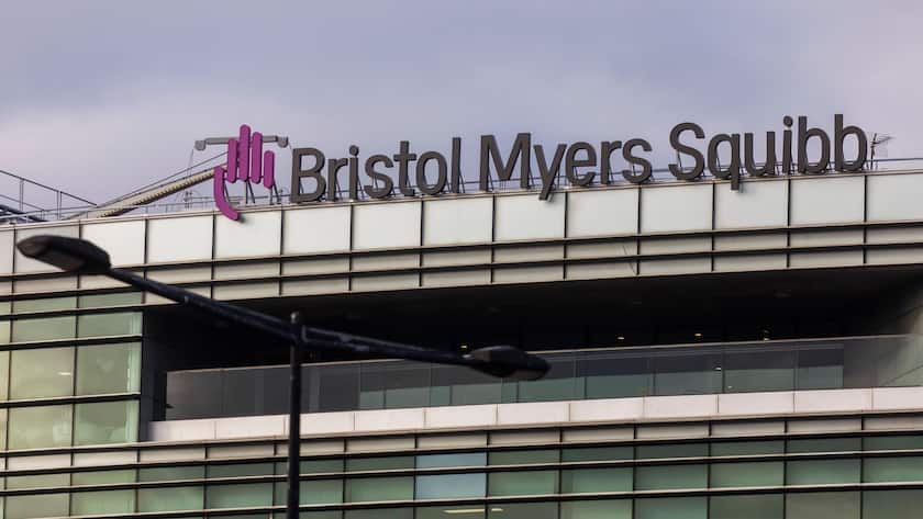 Das Logo von Bristol-Myers Squibb an einem Gebäude in Reuil Malmaison, Frankreich (2026).