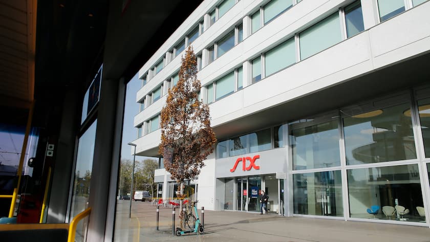 Blick aus dem Tram auf den Sitz des Börsenkonzerns SIX in Zürich.