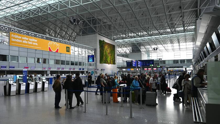 Passagiere am Check-in im Flughafen Frankfurt, Deutschland (Oktober 2024).