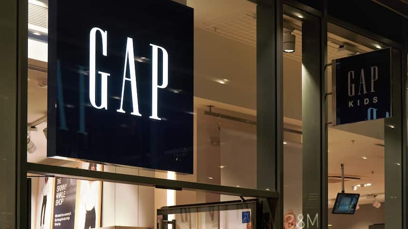 Das Logo von GAP in einem Kleiderladen in London.