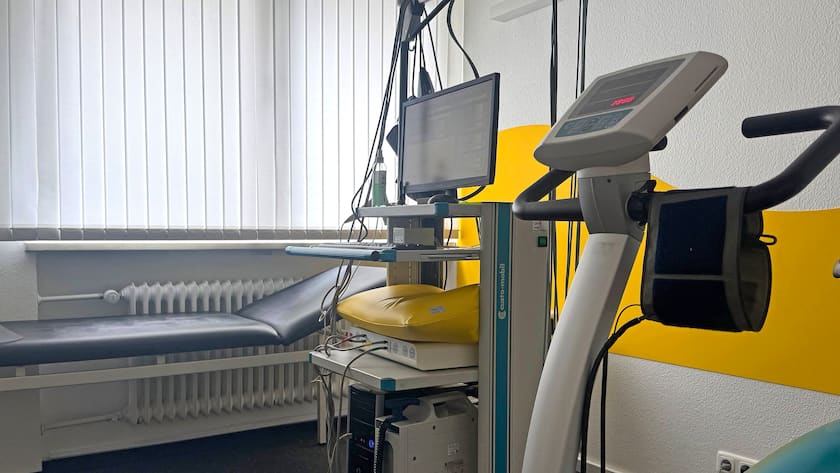 Leerer Behandlungsraum in einer Arztpraxis (Symbolbild, 2025).