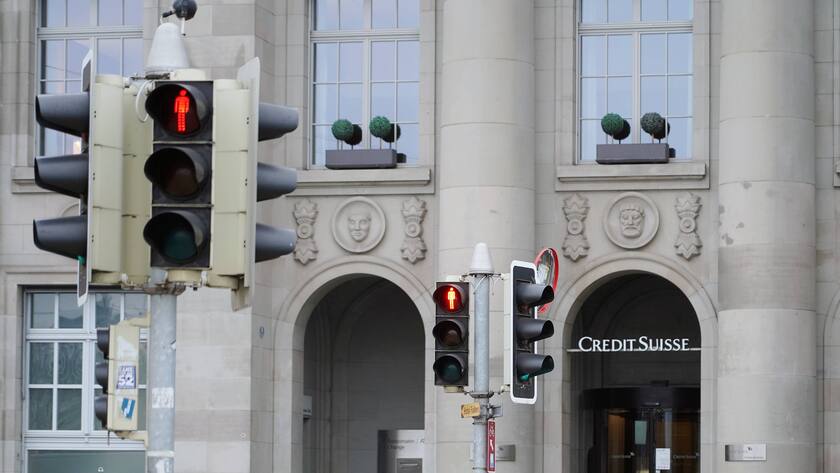 Strassenampel bei einer Credit-Suisse-Niederlassung in Zürich.