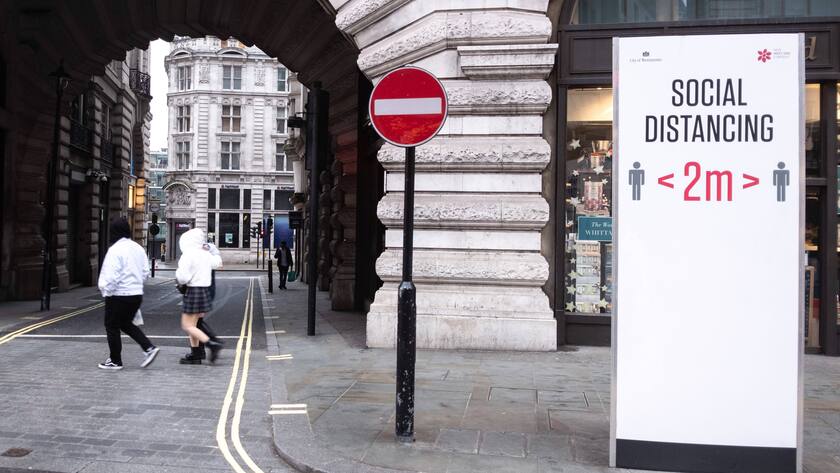 Corona-Hinweisschild in London.