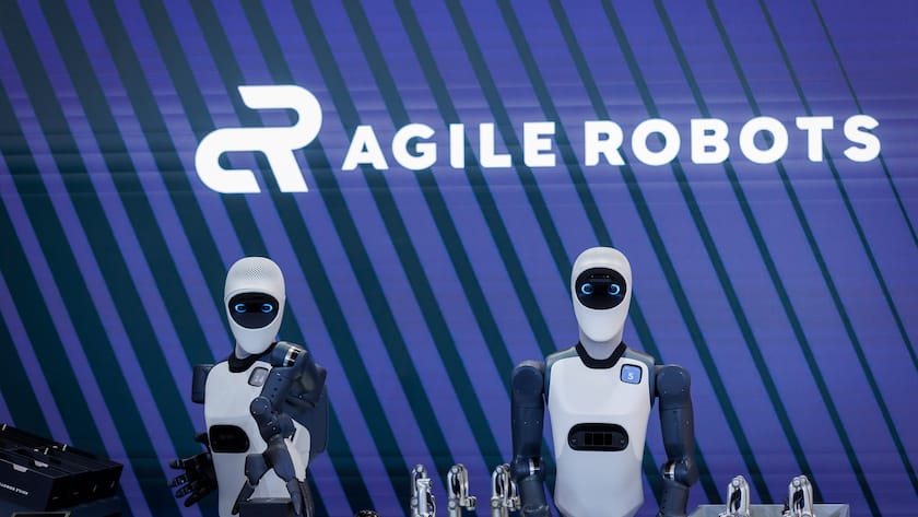 Zwei Roboter des Unternehmens Agile Robots.