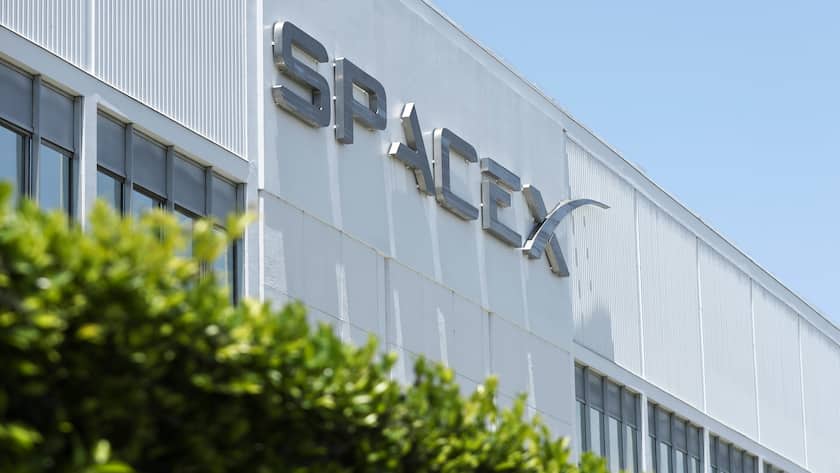 SpaceX-Schild vor dem Firmengelände der Space Exploration Technologies Corp. in Hawthorne, Kalifornien.