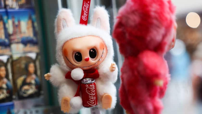 Labubus in einem Souvenirshop in Polen.