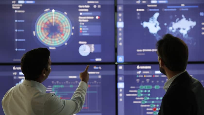 Hightech und Pharma: Daten werden bei Novartis in Basel an grossen Bildschirmen dargestellt.