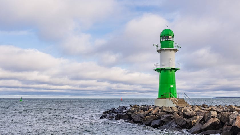 Mole und Molenturm an der Ostseeküste.