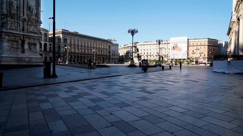 Die Piazza del Duomo in Mailand ist praktisch menschenleer wegen des Coronavirus.