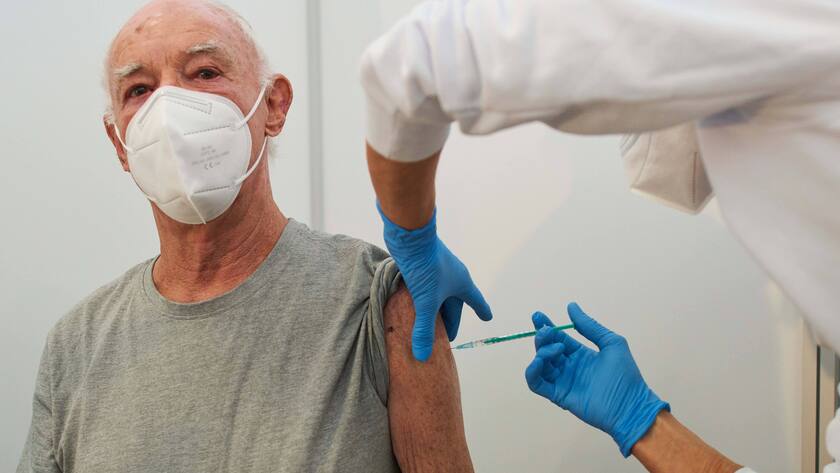 Eine ältere Person wird gegen Corona geimpft.