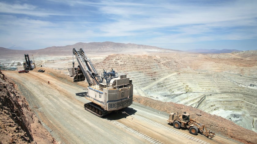 Zwei elektrische Bagger auf der Kupfermine Escondida in Chile (2024).